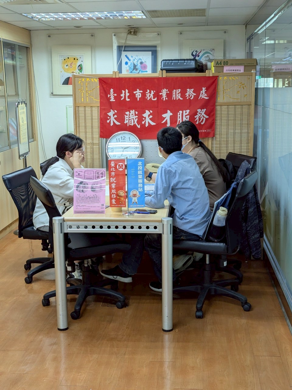 圖示一： 北市勞動局就業服務處5月12日至5月16日，共邀集14家知名企業於各就服站舉辦現場徵才活動，提供達737個工作機會。